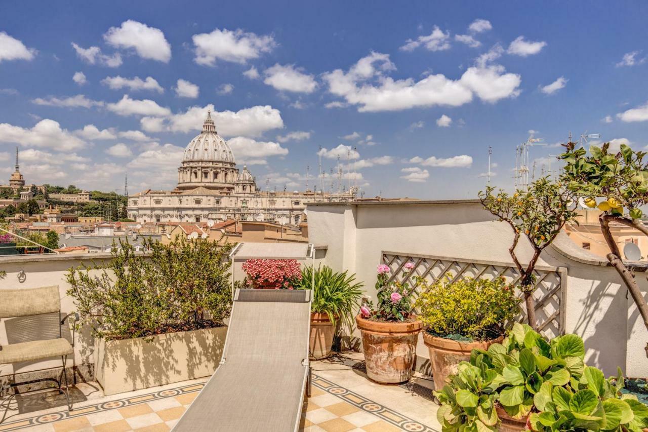 Appartamento Attic With Terrace Overlooking St Peter'S Basilica Roma Esterno foto