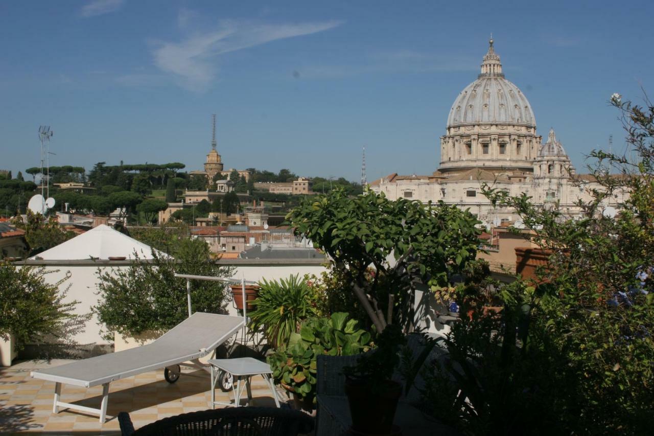 Appartamento Attic With Terrace Overlooking St Peter'S Basilica Roma Esterno foto